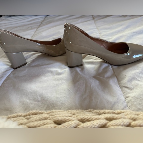 Donald  J Pliner Audrey Pumps. Color: NATURAL. SZ 7.  NWOB - Picture 7 of 9
